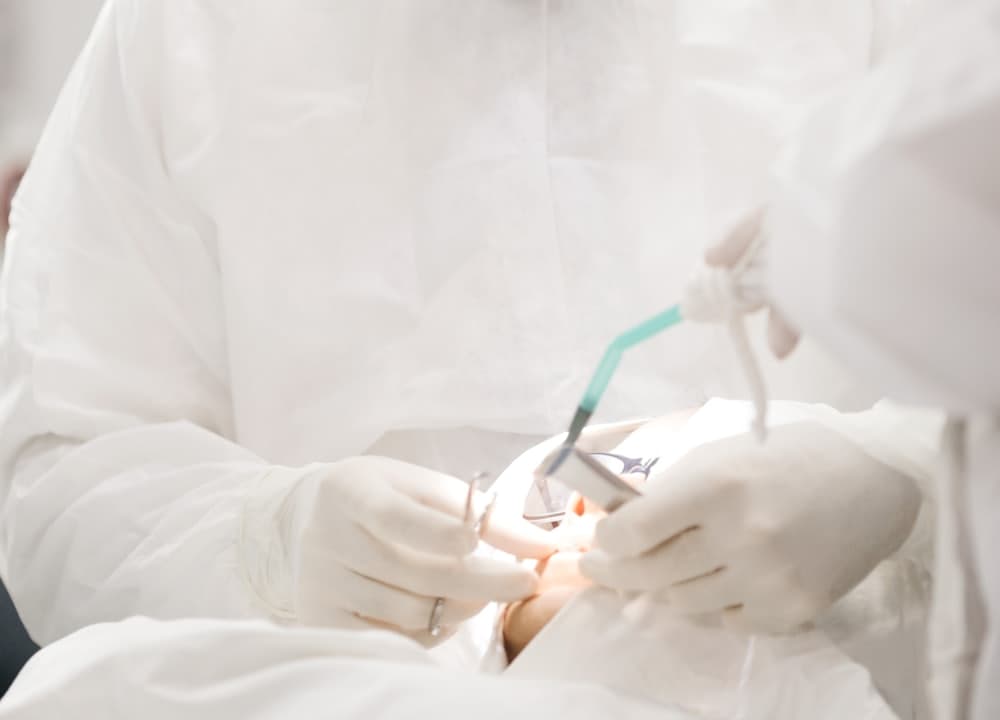 Limpieza de sarro y profilaxis dental en clínica odontológica de Maldonado